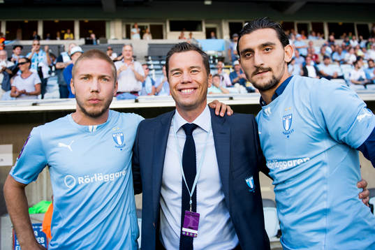 Malmö FFs sportchef Daniel Andersson (m) presenterar Albin