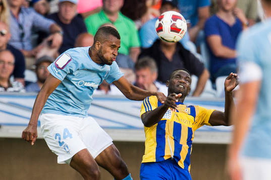 Malmö FFs Isaac Kiese Thelin i nickduell med Ventspils