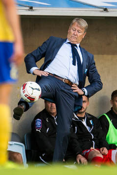 Malmö FFs tränare Åge Hareide trixar med bollen