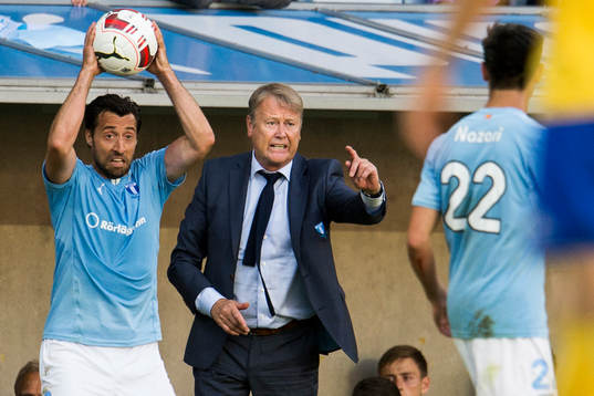 Malmö FFs Matias Concha kastar inkast och tränare Åge