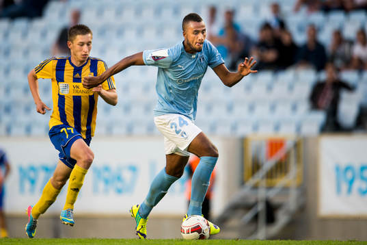 Malmö FFs Isaac Kiese Thelin jagas av Ventspils Vitaliy