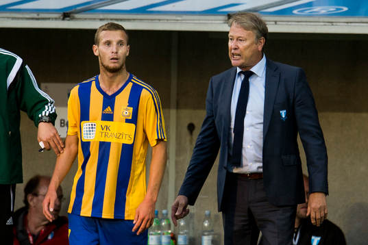 Malmö FFs tränare Åge Hareide (th) är rasande på