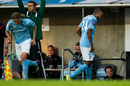 Malmö FFs nyförvärv Isaac Kiese Thelin (th) byts ut och