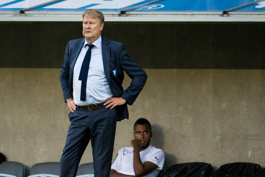Malmö FFs tränare Åge Hareide ser bekymrad ut, i