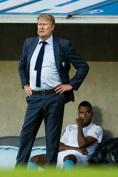 Malmö FFs tränare Åge Hareide ser bekymrad ut, i