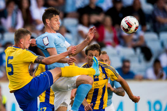 Malmö FFs Markus Rosenberg i kamp om bollen med Ventspils