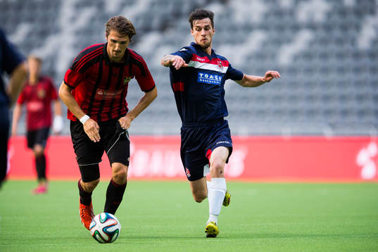 Brommapojkarnas Dardan Rexhepi och Crusaders Declan Caddell