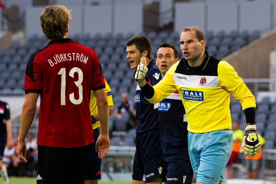 Crusaders målvakt Sean O'Neill reagerar på