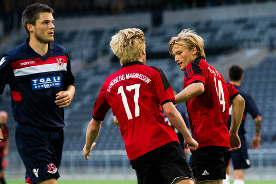 Brommapojkarnas Gustav Sandberg Magnusson gratulerar