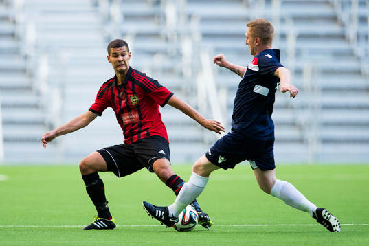 Brommapojkarnas Mauricio Albornoz i kamp om bollen med
