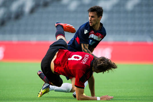 Brommapojkarnas Dardan Rexhepi och Crusaders Declan Caddell