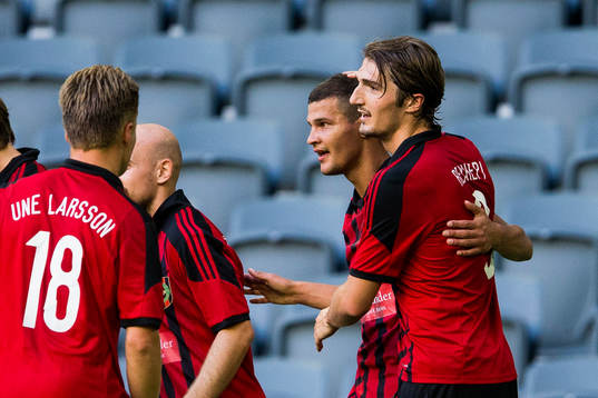Brommapojkarnas Mauricio Albornoz gratuleras av Dardan