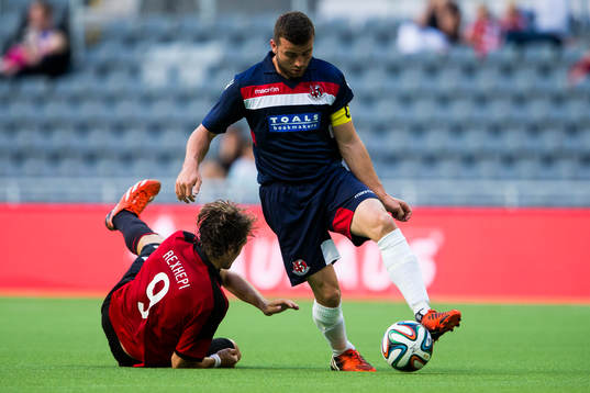 Brommapojkarnas Dardan Rexhepi och Crusaders Colin Coates