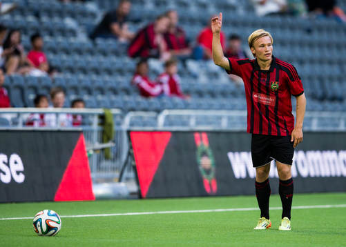 Brommapojkarnas Nicklas Bärkroth med en frispark