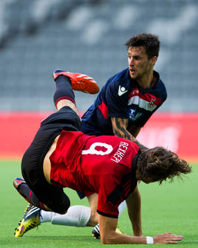 Brommapojkarnas Dardan Rexhepi och Crusaders Declan Caddell