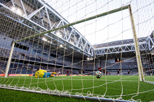 Brommapojkarnas Nicklas Bärkroth gör 4-0 på straff bakom