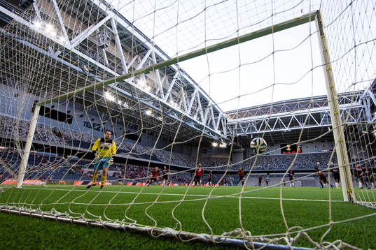 Brommapojkarnas Nicklas Bärkroth gör 4-0 på straff bakom