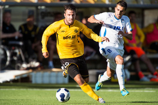 Elfsborgs Mikkel Beckmann jagas av Inter Bakus Mikel Alvaro