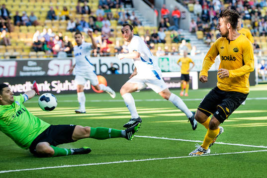 Elfsborgs Mikkel Beckmann skott på mål men räddas av