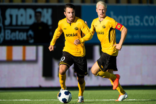 Elfsborgs Mikkel Beckmann med Johan Larsson i bakgrunden
