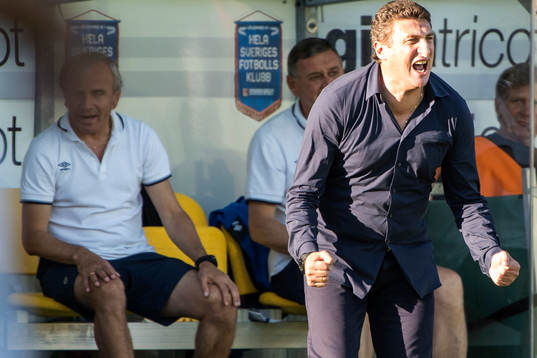 Inter Bakus tränare Kakhaber Tskhadadze jublar