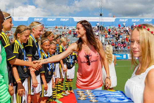 Final i G12 Lotta Chelin delar ut pris  till vinnarna