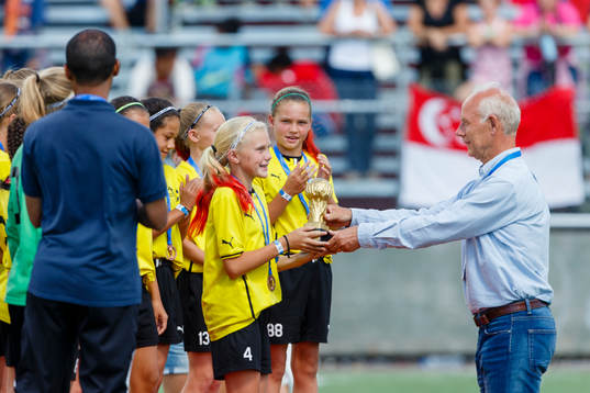 Dennis Andersson delar ut tredje pris i G12 till Garrincha