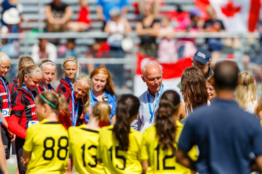 Dennis Andersson delar ut pris