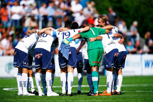 Gefles spelare peppar varandra innan fotbollsmatchen i