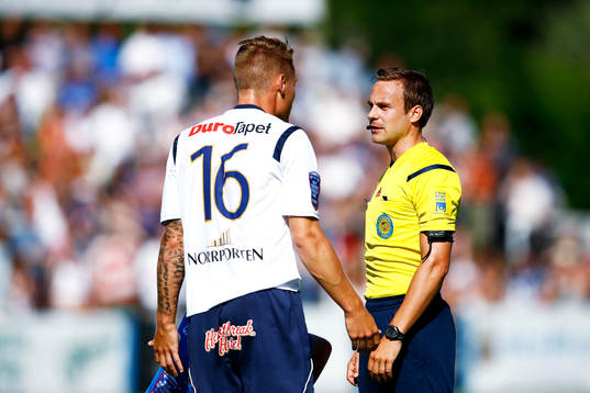 Gefles David Fällman pratar med domare Kristoffer Karlsson