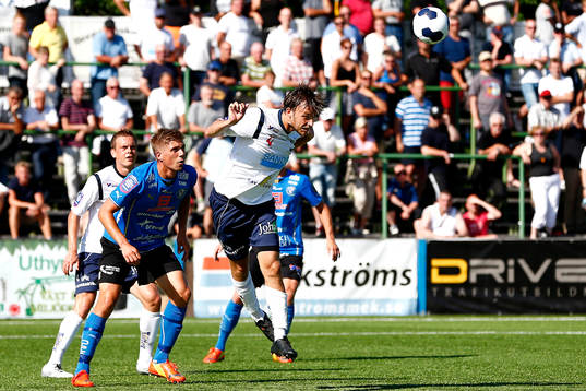 Gefles Skuli Jon Fridgeirsson mot Halmstads Mikael Boman