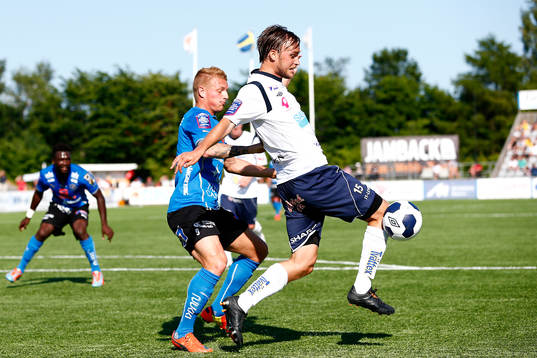 Gefles Skuli Jon Fridgeirsson styr undan bollen framför