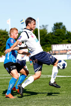 Gefles Skuli Jon Fridgeirsson styr undan bollen framför