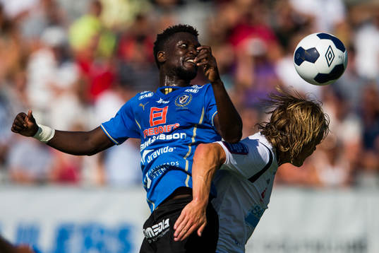 Halmstads King Osei Gyan i en nickduell med Gefles Anders