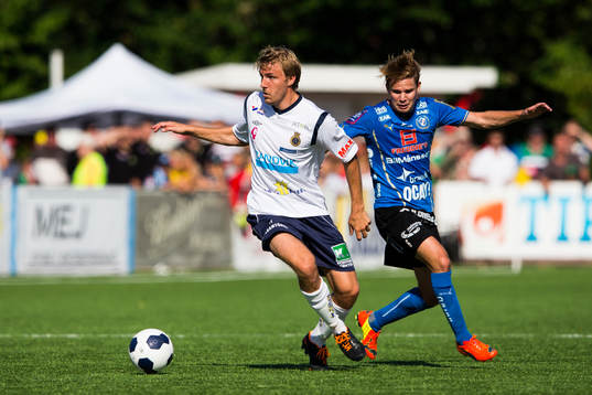 Gefles Johan Oremo lurar bort Halmstads Johan Blomberg