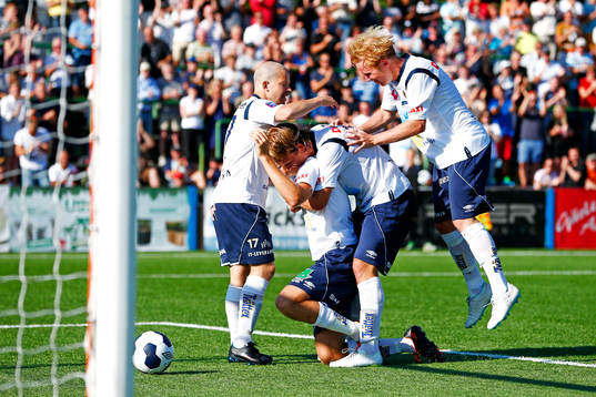 Gefles Johan Oremo (mitten) gör 2-0 och jublar med Jonas