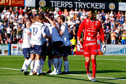 Halmstads målvakt Stojan Lukic deppar medans Gefles