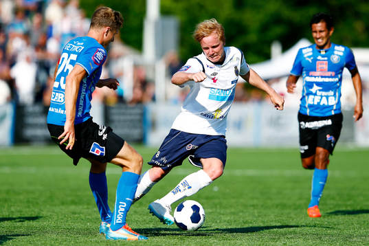 Halmstads Richard Magyar försöker stoppa Gefles Simon