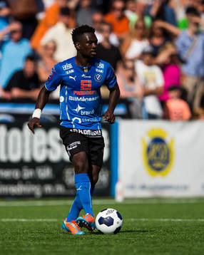 Halmstads King Osei Gyan med bollen