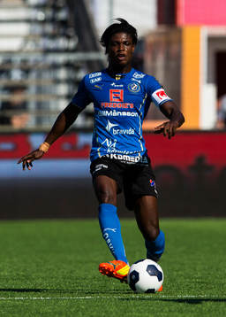 Halmstads Joseph Baffo med bollen