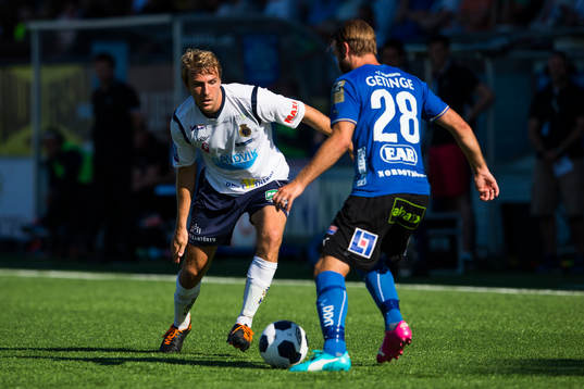 Gefles Johan Oremo i kamp om bollen med Halmstads Jesper