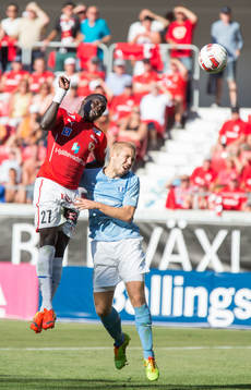 Kalmars Papa Alioune Diouf i en duell med Malmös Anton