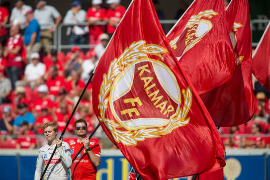 Kalmar FF håller upp flaggor innan fotbollsmatchen i