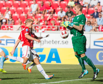 Kalmars Sebastian Andersson och Malmös målvakt Robin Olsen