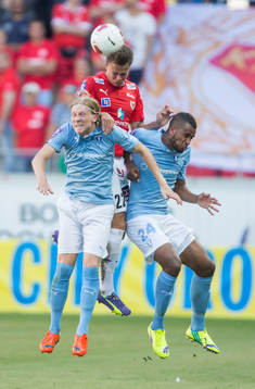 Malmös Markus Halsti och Isaac Kiese Thelin i luftduell