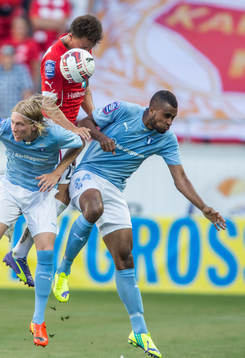 Malmös Markus Halsti och Isaac Kiese Thelin i luftduell