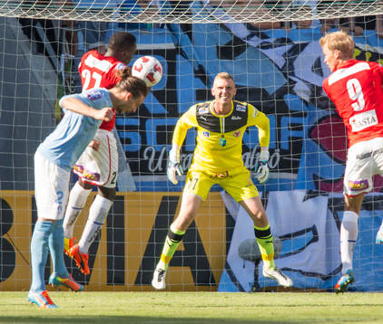 Malmös Matias Concha och Kalmars målvakt Lars Cramer