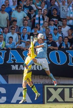 Kalmars målvakt Lars Cramer i en duell med Malmös Johan