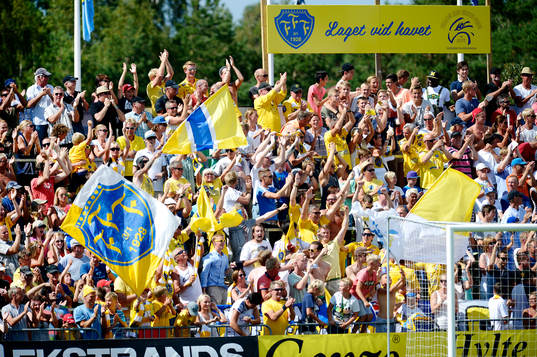 Falkenbergs supportrar jublar