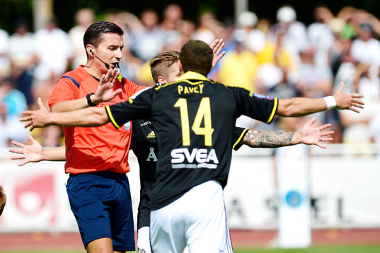 AIK får ett mål bortdömt av domare Bojan Pandzic